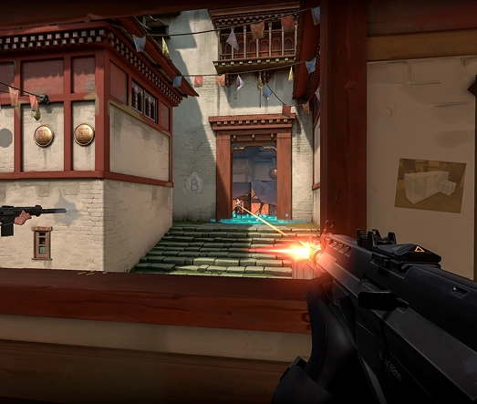 Scena z gry wideo przedstawiająca dwie uzbrojone postacie celujące z karabinów w stronę drzwi w skomplikowanej, kolorowej scenerii świątyni. Intensywna i pełna akcji.