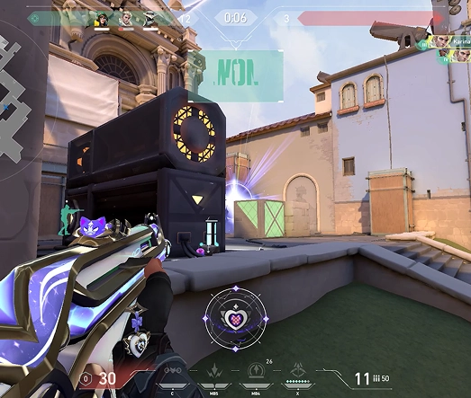 Scena z gry FPS, w której gracz trzyma futurystyczną broń. Na wyświetlaczu HUD widoczne są informacje o zdrowiu i amunicji. Otoczenie zawiera elementy architektoniczne i nakładkę mapy.